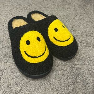 Size 9/10 NEVER WORN smiley face slippers